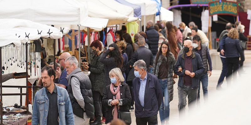 Els carrers de Girona s'omplen durant Tots Sants amb les fires de la pintura i els brocanters